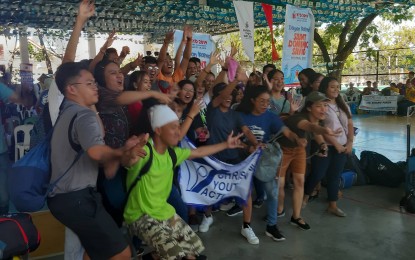 <p><strong>YOUTH PILGRIMS.</strong> Participants in the National Youth Day 2019 pose for a photo after the registration on Tuesday (April 23, 2019). About 12,000 pilgrims are now gathered at the Cebu City Sports Center for the opening ceremony, which will be followed by a solemn procession to the Basilica Minore del Sto. Niño where the opening mass will be held at 8 p.m. <em>(Photo by John Rey Saavedra)</em></p>