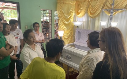 <p><strong>AID FOR QUAKE VICTIMS.</strong> House Speaker Gloria Macapagal-Arroyo (foreground, left) and Governor Lilia Pineda (second from right),  together with other officials, extend condolences to the bereaved families of the earthquake victims in Pampanga on Wednesday (April 24, 2019). The officials also promised to provide burial assistance and help rebuild the damaged homes of the victims.<em> (Photo courtesy of the Provincial Government of Pampanga)</em></p>
<p> </p>
<p> </p>