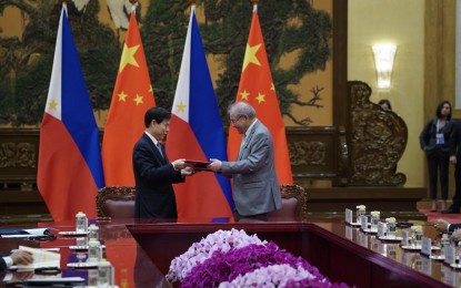 <p><strong>PH-CHINA DEALS.</strong> Philippine Ambassador to China Jose Sta. Romana and Minister of Commerce Zhong Shan exchange signed agreements following the successful bilateral meeting between President Rodrigo Duterte and Chinese President Xi Jiinping at the Great Hall of the People in Beijing on April 25, 2019..  The agreement is on hand-over certificate of grant-aid for the dangerous drugs abuse treatment and rehabilition centers project between the Philippine and Chinese governments.<em> (King Rodriguez/Presidential Photo) </em></p>