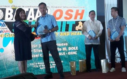 <p><strong>OCCUPATIONAL SAFETY AND HEALTH SUMMIT.</strong> Bataan Vice Governor Crisanta Garcia (left) hands out a Certificate of Appreciation to Director Noel Binag, head of the Occupational Safety and Health office of the Department of Labor and Employment, for gracing Bataan's first Occupational Safety and Health Summit held in Balanga City on Thursday (April 25, 2019). Labor Undersecretary Ciriaco Lagunsad (second from right) and Senator Joel Villanueva (right) look on. <em>(Photo by Ernie Esconde)</em></p>