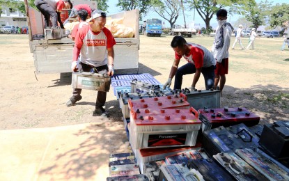 <p><strong>'WAR ON WASTE'.</strong> Workers of companies located at the Subic Bay Freeport Zone bring recyclable items to the 6th SBMA Recyclable Collection Event (RCE) on Thursday (April 25, 2019). The RCE is part of the SBMA’s “War on Waste” program that also included an anti-littering drive, regulated use of plastic straws and plastic bags for wet products, and ban on single-use plastics. <em>(Photo by Ruben Veloria)</em></p>