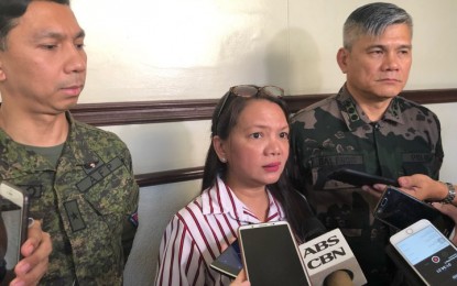 <p><strong>APPEAL TO THE COMELEC. </strong> Provincial Election Supervisor Salud Milagros Villanueva (center), with Brig. Gen. Benedict Arevalo, commander of 303<sup>rd</sup> Infantry Brigade (left), and Col. Romeo Baleros, director of Negros Occidental Police Provincial Police Office, informs reporters of their recommendation to the Commission on Elections (Comelec) <em>en banc</em> to place the town of Moises Padilla under its control, in a press briefing at the Hall of Justice in Bacolod City on Friday afternoon (April 26, 2019). Two factors -- violence by private armed groups and the presence of the New People’s Army -- were considered for the municipality to be placed under Comelec control. <em>(Photo courtesy of Glazyl Masculino)</em></p>