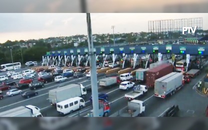 <p><strong>NLEX TOLLGATE.</strong> A tollgate along the North Luzon Expressway (NLEX). The Department of Transportation (DOTr) on Monday (Aug. 24, 2020) announced that it has ordered the rollout of mandatory cashless transactions in toll expressways, with no date yet on its actual implementation.<em> (Screengrab from PTV)</em></p>