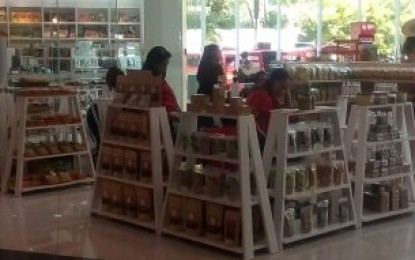 <p><strong>'PASUNDAYAG 2019'.</strong> Various products of Antique are available for sale under "Pasundayag 2019", which is one venue to promote local products of the province. This year, 23 entrepreneurs are participating in the event that will run until May 1 at the Robinsons Mall in San Jose de Buenavista. <em>(Photo by Annabel J. Petinglay)</em></p>