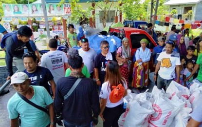 <p><strong>AID FOR THE DISPLACED.</strong> Displaced families from the ongoing clashes in Barangays Kapinpilan and Tumbras of Midsayap town in North Cotabato receive relief assistance from DSWD workers. <em><strong>(Photo courtesy of Garry Fuerzas – Bombo Radyo Cotabato)</strong></em></p>