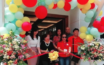 <p><strong>CAVITE TRAVEL EXPO.</strong> Photo shows the opening of the Cavite Travel and Tour Expo with Department of Tourism Region IV-A Director officer-in-charge Marites Castro (center, in black) leading the ribbon cutting ceremony. <em>(PNA photo by Gladys S. Pino)</em></p>