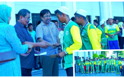 <p><strong>CASH REWARD.</strong> BARMM Education Minister Mohagher Iqbal (2nd from left) led in the awarding of cash prizes Monday (May 6) to the region’s young players (inset) who won their games in the recently-concluded Palarong Pambansa 2019 held in Davao City. <em><strong>(Photo courtesy of BPI-BARMM)</strong></em></p>