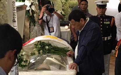 <p><strong>WAKE VISIT.</strong> President Rodrigo R. Duterte pays his last respects to the late former House Speaker Prospero Nograles on Sunday (May 5) night at the Heritage Memorial Park in Taguig City. <em>(Photo courtesy of the Office of the Cabinet Secretary)</em></p>