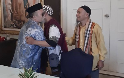 <p><strong>RAMADAN.</strong> Ustadz Najeeb Razul (left), Islamic law expert in Central Visayas, greets fellow Muslim leaders, Nurdin Basang (center), of the Tausug Association in Cebu City; and Ustadz Salim Danny Daham of Islamic Propagation Society in Cebu, Inc. at the sidelines of the Inter-Faith Convergence for Peace in Our Elections at the Archbishop's Residence in Cebu City on May 6, 2019. The entire Muslim community in the country marks the start of the holy month of Ramadan on Monday. <em>(Photo by John Rey Saavedra)</em></p>