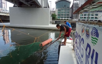 <p><strong>RIVER CLEANUP.</strong> Trash traps are installed in several strategic locations such as along Parola riverbank (bamboo traps), as well as under the McArthur Bridge, Quezon Bridge, and Paco-Sta.Mesa Bridge in Manila. The Pasig River cleanup is part of the ongoing  rehabilitation of Manila Bay. <em>(Photo courtesy of PRRC)</em></p>