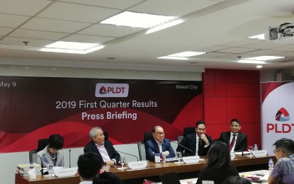 <p><strong>PLDT INCOME.</strong> PLDT Chairman and CEO Manuel V. Pangilinan (middle) discusses their company's financial results for the first quarter of 2019 during a press briefing held at the company's offices at the Ramon Cojuangco building in Makati City on Thursday (May 9, 2019). PLDT's core income increased by 6 percent to PHP 7.2 billion in the first quarter of 2019 driven by increasing revenues from its data and broadband services. <em>(PNA photo by Aerol John B. Patena)</em></p>