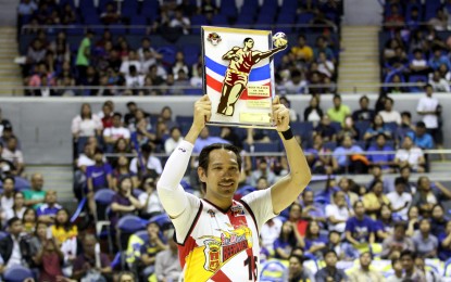 <p>San Miguel Beerman Junemar Fajardo raises his Philippine Basketball Association Philippine Cup Best Player of the Conference award<em> (PNA photo by Jess Escaros Jr.)</em></p>