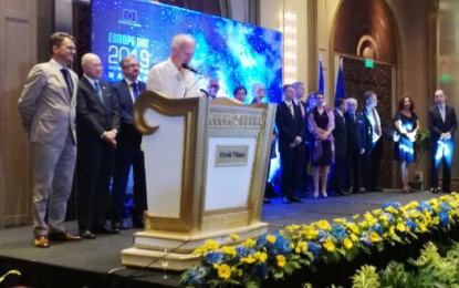 <p><strong>EUROPE DAY</strong>. European Union (EU) Ambassador to the Philippines Franz Jessen delivers his remarks on the occasion of the 2019 Europe Day at the Dusit Thani Hotel in Makati on Thursday night (May 9, 2019). Jessen said the setting up of new European diplomatic missions in Manila shows the Union’s increased interest in the Philippines. With the envoy are members of the diplomatic corps in Manila. <em>(PNA photo by Joyce Ann L. Rocamora)</em></p>