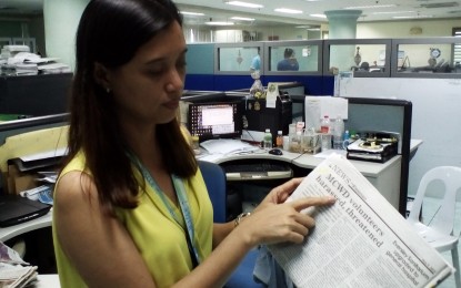 <p><strong>WATER SHORTAGE.</strong> Charmaine Rodriguez-Kara, Metropolitan Cebu Water District (MCWD) Community Relations manager, shows the news item about the harassment of their delivery volunteers by residents. Kara asked for the public's patience and understanding over the dwindling water supply caused by the mild El Niño. <em>(Photo by Luel Galarpe)</em></p>