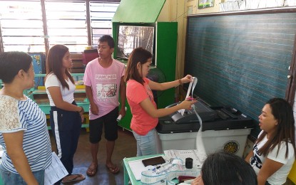 <p><strong>TESTED BY TEACHERS.</strong> Teachers, who will serve as Board of Election Inspectors,  on May 13 test a Vote Counting Machine (VCM) in a classroom at Rizal Central School, a school in downtown Tacloban City on Friday (May 10, 2019). The final testing and sealing of more than 4,000 VCMs went smoothly in all polling centers.<em> (PNA photo by Sarwell Meniano) </em></p>