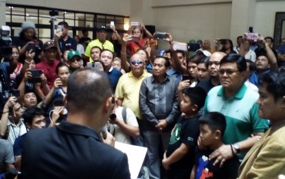 <p><strong>NEW CEBU CITY MAYOR.</strong> Board of Canvassers chairman Chauncey Boholst (foreground) proclaims Vice Mayor Edgardo Labella (second from right) as mayor-elect of Cebu City. Labella garnered 265,436 votes against incumbent Mayor Tomas Osmeña's 246,399 votes. <em>(Photo by Luel Galarpe)</em></p>