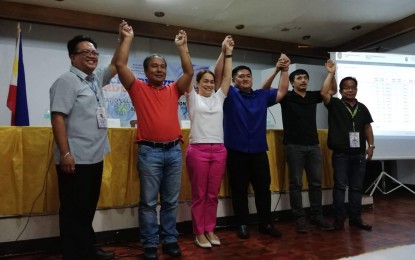 <p><strong>WINNERS.</strong> The Abra provincial electoral board of canvassers proclaimed Congressional candidate Joseph Bernos (4th from left), Governor Maria Jocelyn Bernos (3rd from left) and Vice Governor Ronald Balao-as (2nd from left) as winners in their respective posts. Also proclaimed were board members for District 1 Leonard Andanan, Antonio Dayag, Rudy dela Paz and Arturo Gayao at past 7 p.m. on Tuesday (May 14, 2019). <em>(PNA photo by Liza T. Agoot/PNA)</em></p>
<p> </p>