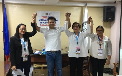 <p><strong>NEW DARAGA MAYOR.</strong> The Commission on Elections (Comelec), through the municipal board of canvassers (MBOC), proclaims on Wednesday (May 15, 2019) incumbent vice mayor Victor Perete (second from left) as mayor-elect of Daraga. The Albay town was placed under Comelec control in this year's mid-term polls due to election-related violence. <em>(Photo by Connie Calipay)</em></p>