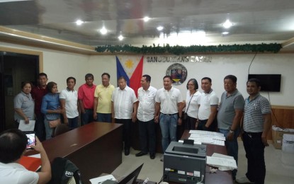 <p><strong>BATAAN TOWN POLL WINNERS.</strong> The Municipal Board of Canvassers proclaims re-electionist Mayor Liberato Santiago (7th from right), Vice Mayor Robin Tagle (5th from right), and eight Sangguniang Bayan members as winners in the recent elections in Abucay, Bataan on Wednesday (May 15, 2019). Winners in the provincial and congressional slates have not yet been proclaimed due to incomplete vote results. <em>(Photo by Ernie Esconde)</em></p>