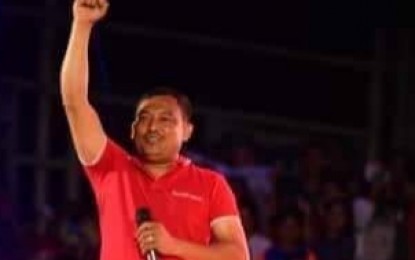 <p><strong>NEW DAVNOR GUV.</strong> Newly-proclaimed governor of Davao del Norte Edwin Jubahib offers victory to the people of the province. He won over Rodney del Rosario, the son of former congressman and governor Rodolfo del Rosario who retired from politics in 2016. (<em>Contributed photo)</em></p>