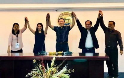 <p><strong>BOHOL'S NEW GOVERNOR.</strong> The Provincial Board of Canvassers of Bohol proclaims Arthur Yap (center) as the governor-elect of the province on Thursday (May 16, 2019). Yap won the gubernatorial race with a hairline margin over former Cabinet Secretary Leoncio Evasco Jr. <em>(Photo from Bohol Provincial Administrator Alfonso Damalerio's Facebook page)</em></p>