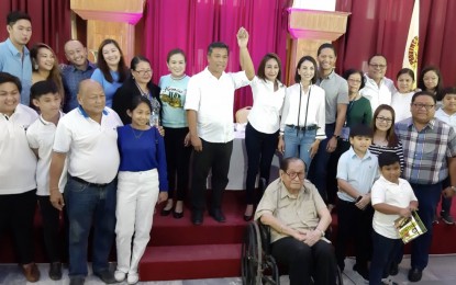 <p><strong>BACK AT THE HELM.</strong> The Provincial Board of Canvassers, headed by lawyer Jerome Brillantes (center), raises the hand of Cebu governor-elect Gwendolyn "Gwen" Garcia during the proclamation of winning bets at the Cebu Provincial Capitol Social Hall on Thursday (May 16, 2019). Garcia garnered a total of 887,290 votes against her rival, incumbent Vice Governor Agnes Magpale's 598,567 votes. <em>(Photo by John Rey Saavedra)</em></p>