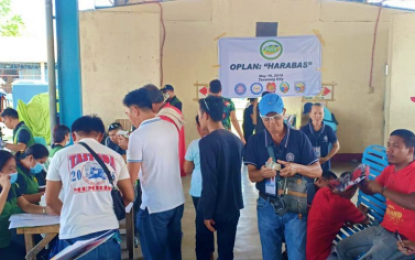 <p><strong>SURPRISE TEST.</strong> Agents from the Philippine Drug Enforcement Agency Region 12 conducts a surprise drug test to all public transport drivers and conductors in Tacurong City terminal on Thursday (May 16, 2019). A tricycle driver tested positive from illegal drug use. <em>(Photo courtesy of PDEA-12)</em></p>