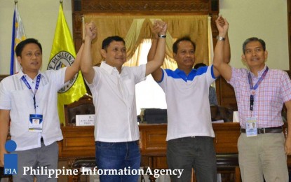 <p><strong>PANGASINAN GUBERNATORIAL RACE. </strong>The Provincial Board of Canvassers proclaims reelected Pangasinan governor Amado Espino III (second from left) on Thursday. <em>(Photo courtesy of Philippine Information Agency- Pangasinan) </em></p>