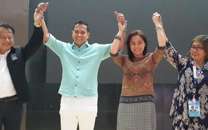 <p><strong>NEW BULACAN GUV.</strong> Members of the Provincial Board of Canvassers and provincial election supervisor, Lawyer Mona Ann T. Aldana-Campos, of the Commission on Elections (right) proclaim Vice Governor Daniel R. Fernando (2nd from left) as the duly-elected governor of Bulacan on Thursday (May 16, 2019). Fernando  replaces outgoing Governor Wilhelmino Sy-Alvarado, who will serve as the province's vice governor. <em>(Photo by Manny Balbin)</em></p>