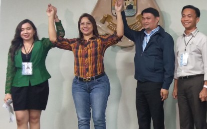 <p><strong>LOCAL POST SEALED.</strong> Former Department of Health Secretary Janette Garin was proclaimed by the Commission on Elections as winning candidate for Iloilo's first congressional district race on Thursday afternoon (May 16, 2019). She defeated her rival, former Miag-ao town mayor Gerardo Flores. <em>(PNA photo by Gail Momblan)</em></p>