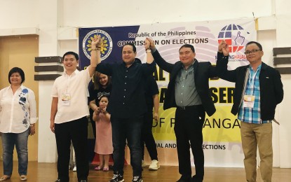 <p><strong>NEW PAMPANGA LEADER.</strong> Commission on Elections (Comelec) Regional Director Fernando Cot-om (2nd from right) proclaims incumbent Vice Governor Dennis Pineda (center) as the new Pampanga governor on Friday, May 17, 2019.  He succeeds his mother, outgoing Governor Lilia Pineda, who is now the vice governor of the province. <em>(Photo by Marna Dagumboy-del Rosario)</em></p>