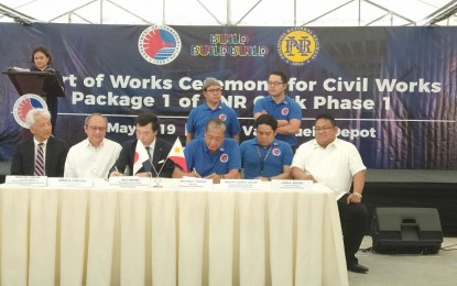 <p><strong>PNR CLARK PHASE I CONTRACT SIGNING.</strong> Transportation Secretary Arthur Tugade (3rd from right) and Keiji Hirano, managing executive officer of Taisei Corporation (3rd from left) lead the contract signing for the start of the civil works for the North-South Commuter Railway (NSCR) project from Tutuban in Manila to Bocaue, Bulacan during the simpe rites at Valenzuela City on Monday (May 20, 2019). Witnessing the contract signing are Katsumi Tamura, general manager of Taisei Corporation (extreme left); Jorge Consunji, chief executive officer and president of D.M. Consunji, Inc. (second from left); DOTr Undersecretary Timothy John Batan (second from right); and Junn Magno, general manager, Philippine National Railways (rightmost). <em>(Photo by Manny Balbin)</em></p>