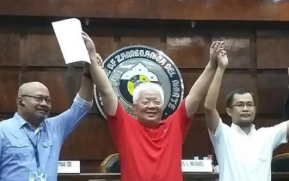 <p><strong>STILL THE GUV</strong>. The provincial board of canvassers declares incumbent Governor Roberto Uy Sr. (center) as winner in the gubernatorial race in Zamboanga del Norte on Saturday (May 18, 2019). Uy garnered 219,412 votes, just 2,895 ahead of his challenger, Rep. Seth Frederick P. Jalosjos. <em>(Photo by Gualberto M. Laput)</em></p>