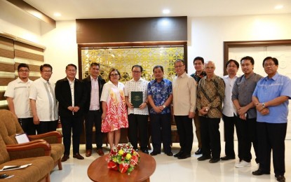 <p><strong>TRANSITION PLAN:</strong> Members of the Implementing Panels of the Government of the Philippines (GPH) and the Moro Islamic Liberation Front (MILF) pose for a group picture after the turnover of the Proposed Transition Plan to the Bangsamoro Transition Authority (BTA) in Cotabato City on Tuesday (May 21, 2019).  The Plan was officially accepted by BTA Interim Chief Minister Al Haj Murad Ebrahim (center with copy of the Plan). <em>(Photo courtesy of OPAPP)</em></p>
