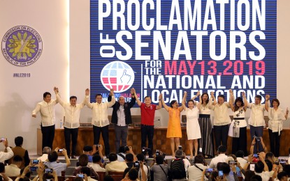 <p><strong>WINNING SENATORS.</strong> The 12 winning senators raise their hands together after they were proclaimed by the Commission on Elections en banc sitting as National Board of Canvassers at the PICC Forum Tent in Pasay City on Wednesday (May 22, 2019). <em>(PNA photo by Jess Escaros Jr.)</em></p>