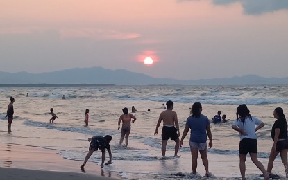 <p><strong>EL NINO WEAKENS.</strong> Pangasinenses still flock the beaches to ease the heat brought on by the dry spell. The Philippine Atmospheric, Geophysical and Astronomical Services Administration in Dagupan City said dry spell will continue until June this year. <em>(Photo by HIlda Austria) </em></p>