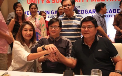 <p><strong>UNITED AND SOLID</strong>. Presidential Assistant for the Visayas, Secretary Michael Lloyd Dino (center), leads the group handshake with Cebu Governor-elect Gwendolyn Garcia (left) and Cebu City Mayor-elect Edgardo Labella during the Unity and Solidarity Meeting held in Cebu City Saturday, May 25, 2019. With the election of Garcia and Labella, the top presidential aide for the Visayas expresses confidence that the Metro Cebu Development Authority (MCDA) and the Light Rail Transit (LRT) project would soon materialize. <em>(Photo courtesy of OPAV Facebook page)</em></p>