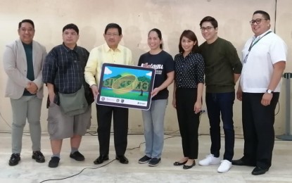 <p><strong>KAPAMPANGAN LITERACY MOBILE APP LAUNCHED.</strong>  Angeles City Mayor Edgardo Pamintuan (third from left), together with Richard Daenos, president of the City College of Angeles (extreme left), PAMANA awardee for Heritage and Culture Mike Pangilinan (second from left), Culture and Heritage officer Joy Cruz (fourth from left), Tourism Officer John Montances (extreme right), Councilor Amos Rivera (second from right) and Stephanie Orlino, senior manager and head of Education Programs of Smart Communication lead the launching of the first Kapampangan literacy application at the Angeles City Hall on Monday. Named "Singsing," the mobile literacy app aims to promote mother tongue-based learning to school children. <em>(Photo courtesy of Angeles City government)</em></p>