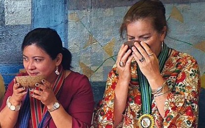 <p><strong>NATIVE FOOD ADVOCATES.</strong> Slow Food International program director for Asia Pacific Elena Aniere <em>(R)</em> and Department of Tourism - Cordillera OIC director Jovi Ganongan in a toast during the Tam-awan International Arts Festival in Baguio City on Friday May 24, 2019). The two agree that preserving traditional cuisine not only helps the local tourism industry but also promotes food sustainability for the indigenous population. <em>(PNA photo by Pigeon M. Lobien)</em></p>