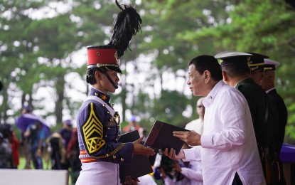<p><strong>TOP CADET.</strong> President Rodrigo R. Duterte awards the Camella House and Lot Certificate of Ownership to Philippine Military Academy (PMA) ‘Mabalasik’ Class of 2019 valedictorian, CDT 1CL Dionne Umalla, during the commencement exercises at Fort General Gregorio Del Pilar in Baguio City on May 26, 2019. Umalla, from Alilem, Ilocos Sur, is the fifth female to graduate as valedictorian at the country's premier military institution. <em>(King Rodriguez/Presidential Photo)</em></p>