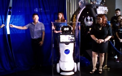 <p><strong>ROBOT GIO.</strong> Cleo Santos (right), sales head for Globe myBusiness, introduces Robot 'GIO' (Globe Information Officer) during the launching of Globe myBusiness Corner in Cebu on Tuesday (May 28, 2019). The Globe myBusiness Corner features an interactive space for MSME entrepreneurs.  (<em>Photo by Luel Galarpe</em>)</p>