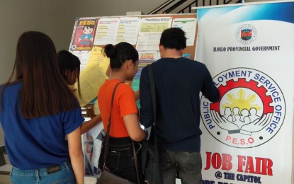 <p><strong>EMLOYMENT EXPO.</strong> A group of teenagers check on the list of job vacancies for the Public Employment Service Office (PESO)-Iloilo Job Fair on June 7, 2019. Pre-registration of applicants are accepted on the PESO-Iloilo extension office at the third floor of the Iloilo Provincial Capitol here. <em>(Photo by Gail Momblan)</em></p>