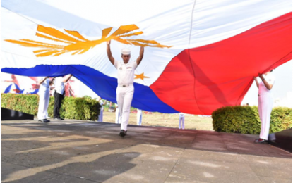 <p><strong>121st BATTLE OF ALAPAN.</strong> Philippine Navy officers fix the giant Philippine Flag prior to its hoisting in commemoration of the National Flag Day and the 121st Anniversary of the historic “Battle of Alapan” in Imus City on May, 28, 2019. <strong><em>(Photo by Dennis Abrina) </em></strong></p>