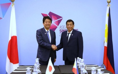 <p>President Rodrigo Roa Duterte and Japan Prime Minister Shinzo Abe pose for a photo prior to their bilateral meeting at the Suntec Convention and Exhibition Centre in Singapore on Nov. 15, 2018. <em>(Presidential Photo/file)</em></p>
