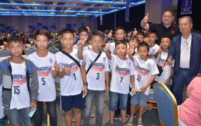 <p><strong>FOOTBALL TOURNEY.</strong> Negros Occidental Gov. Alfredo Marañon Jr. (right) and NOFA president Ricardo Yanson Jr. (2<sup>nd</sup> from right) with the young players of Marawi Ground Zero Team, who are competing for the first time in the NOFA Cup 2019. Both officials welcomed the 24 participating teams in a dinner at SMX Convention Center Bacolod on Wednesday night (May 29, 2019). <em>(Photo courtesy: Richard Malihan/NegOcc Capitol PIO)</em></p>
<p> </p>