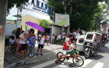 <p><strong>FIRST DAY</strong>. Students flock to Cabangan Elementary School for the first day of classes on Monday, June 3, 2019. DepEd Bicol says the school opening in the region is “smooth and peaceful”. <em>(Photo by Connie Calipay)</em></p>