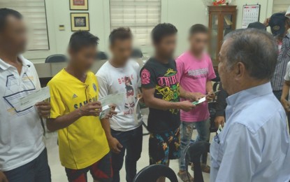 <p><strong>FORMER REBELS</strong>. Negros Occidental Gov. Alfredo Marañon Jr. talks to the nine former rebels who received immediate assistance and livelihood aid under the government’s Enhanced-Comprehensive Local Integration Program at the Provincial Capitol in Bacolod City on Monday afternoon. The recipients are former fighters and militia men of the New People’s Army who surrendered last year.<em> (Photo courtesy of Richard Malihan/NegOcc Capitol PIO)</em></p>
<p><em> </em></p>