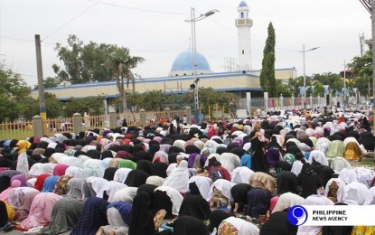 <p>Muslims praying during Ramadan. <em>(PNA file photo)</em></p>