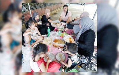 <p><strong>CELEBRATING EID AL-FITR</strong>. The Tamano family celebrates the end of Ramadan as they partake of food inside the Quezon Memorial Circle in Quezon City on Wednesday (June 5, 2019). Eid al-Fitr marks the end of the fasting month and is observed with an early morning prayer in mosques and open-air spaces and feasts. (<em>PNA photo by Ben Briones</em>)</p>