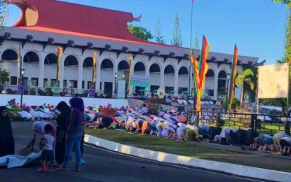 <p><strong>EID’L FITR PRAYER.</strong> Muslims join the congregational prayer in celebration of Eid’l Fitr inside the Bangsamoro Autonomous Region in Muslim Mindanao compound in Cotabato City on Wednesday morning, June 5, 2019. <em><strong>(Photo courtesy of Myrna Henry – BARMM HEART)</strong></em></p>
